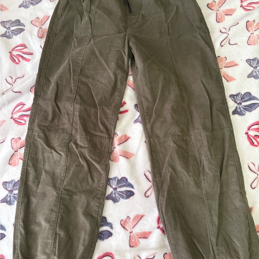 Green Cargo Pants with Soft Texture and Straight-Leg Fit